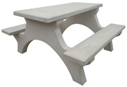 Varianta piknikového stolu s betonovým sedákem a deskou stolu