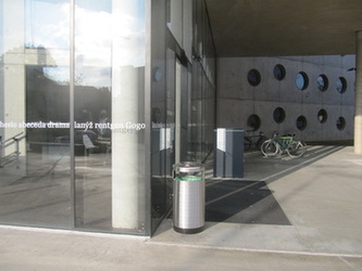 Venkovní odpadkové koše před vědeckou knihovnou HK