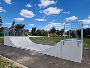 Betonová skateboardová rampa