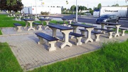 Lavičky a stoly na odpočívadle dálnice D11