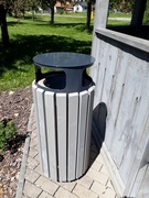 Odpadkový koš beton-dřevo, šedá lazura (příplatek 300 Kč), grafitová stříška s popelníkem