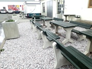 Betonové lavičky a stoly jsou po 2 letech používání u stánku rychlého občerstvení stále jako nové