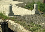Betonové sloupky s okem pro řetěz nebo lano. Provedení hladký pohledový beton.