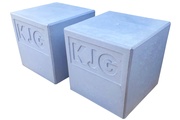 Betonová kostka 50x50x50 cm s logem firmy KJG