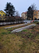 Základové pasy pro skateboardovou rampu v Rudné. Rampu lze umístit také na nezpevněný povrch za předpokladu zhotovení těchto dvou základových pasů. Základy pod rampu vždy kompletně zajišťuje investor.