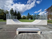 Mobilní betonová skateboardová u rampa v Opolanech. Včetně lavičky do skateparku.