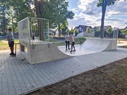 U rampa v Častolovicích obložená zámkovou dlažbou, která plynule navazuje na plochu rampy.