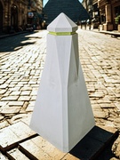 Betonový sloupek jako zábrana vjezdu.