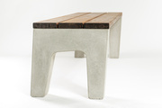 betonová lavička s dřevěným sedákem
