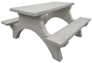 Inovace piknikového stolu. Betonová deska a betonový sedák.