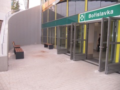 V nové stanici metra Bořislavka si posedíte na našich lavičkách