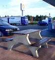 Piknikový stůl na dálnici 