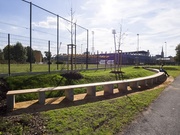 Oblouková lavička u stadionu plzeňské Viktorky