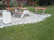 Piknikový stůl, lavičky a betonový koš od Advas