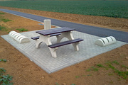 betonová lavička na cyklostezce